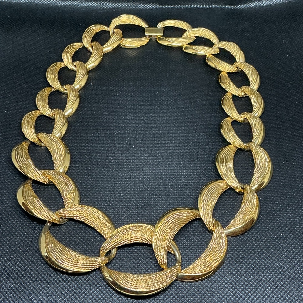 Vintage Signed Napier Gold Tone Textured Oval Link Statement Necklace - Picture 3 of 10